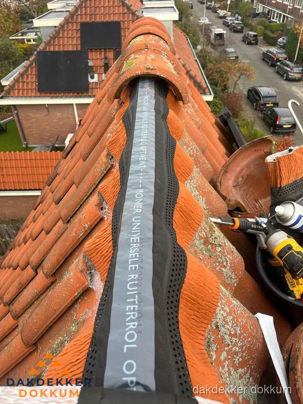 Dakdekker vervangt nokvorst met ruiterrol op pannendak in Dokkum Dakdekker vervangt nokvorst met ruiterrol op pannendak in Dokkum