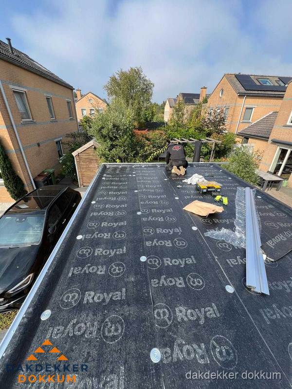 Nieuwe Royal bitumen dakbedekking op plat dak van aanbouw in Dokkum Nieuwe Royal bitumen dakbedekking op plat dak van aanbouw in Dokkum
