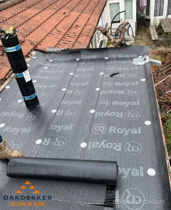 Bitumen dakbedekking leggen op plat dak aanbouw in Dokkum Bitumen dakbedekking leggen op plat dak aanbouw in Dokkum