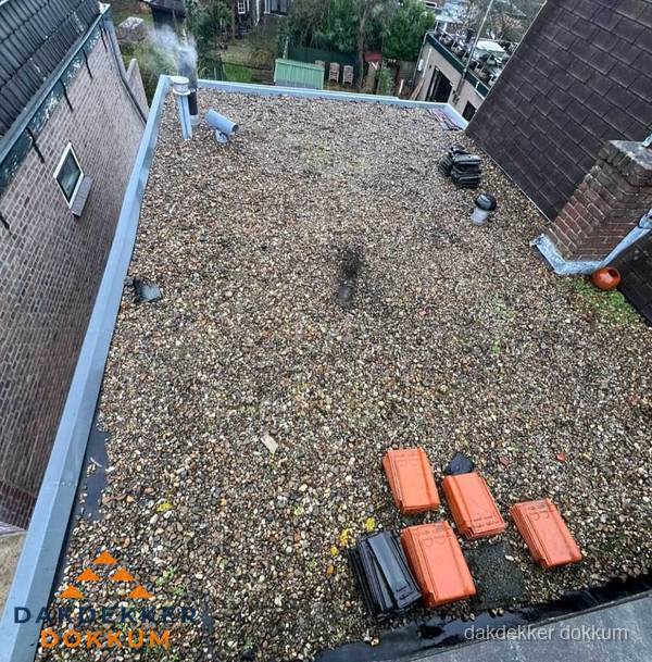 Plat dak met grindballast en dakdoorvoeren in Dokkum Plat dak met grindballast en dakdoorvoeren in Dokkum