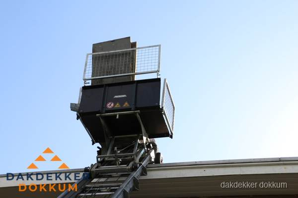 Dakdekkerslift voor materiaal transport bij dakwerkzaamheden in Dokkum Dakdekkerslift voor materiaal transport bij dakwerkzaamheden in Dokkum