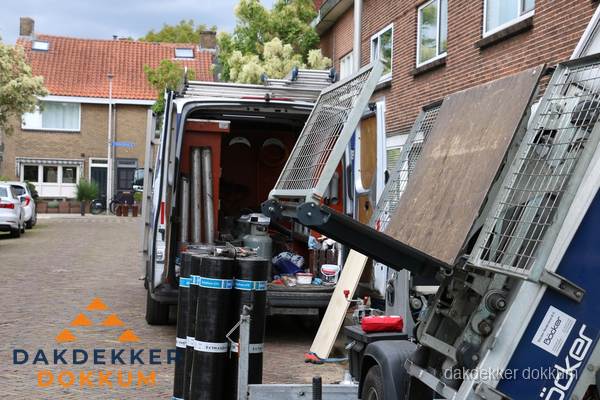 Dakdekkersbusje met materiaal en ladderlift voor dakpannen vervangen in Dokkum Dakdekkersbusje met materiaal en ladderlift voor dakpannen vervangen in Dokkum