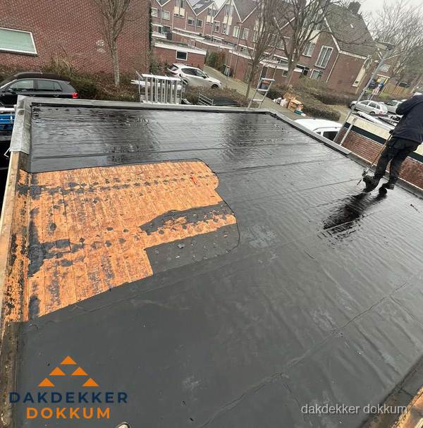 Dakdekker brengt EPDM dakbedekking aan op plat dak in Dokkum Dakdekker brengt EPDM dakbedekking aan op plat dak in Dokkum