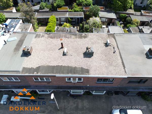 Plat dak met grindballast en dakdoorvoeren in Dokkum Plat dak met grindballast en dakdoorvoeren in Dokkum