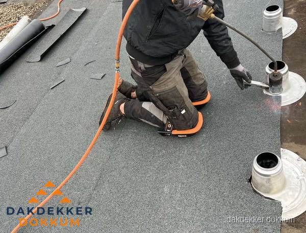 Dakdekker repareert bitumen dakleer bij dakdoorvoer in Dokkum Dakdekker repareert bitumen dakleer bij dakdoorvoer in Dokkum